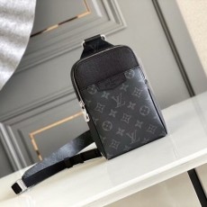 LV 루이비통 23SS 아웃도어 슬링백